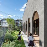 考虑到基地周边以集合住宅和独栋住宅为