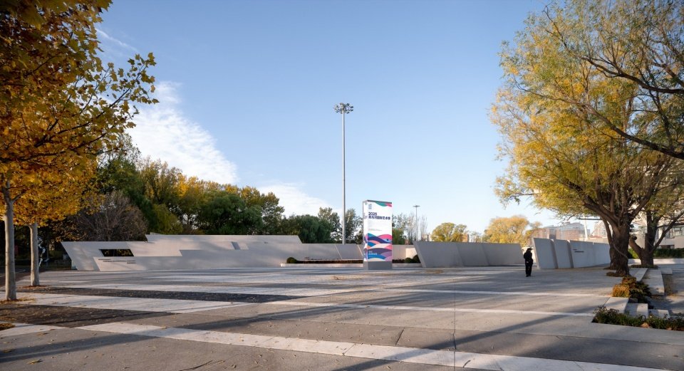 以“自然中的演艺中心”为设计愿景