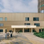 中庭的地面层可从四个方向进入
