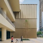 东南和西北两个主入口分别通向室外广场