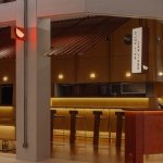 屋顶以较低的角度倾斜下来