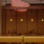 同时界定了店铺的沿街界面