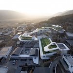 转而建构了一套轻盈的“立体漫游系统”