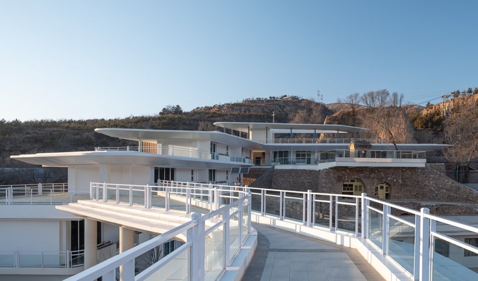 转而建构了一套轻盈的“立体漫游系统”
